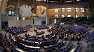Blick in den Plenarsaal des deutschen Bundestags in Berlin
