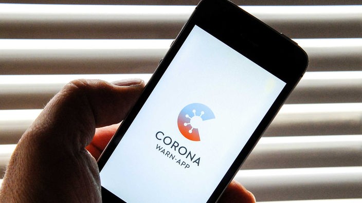 Bildschirm eines Smartphones mit der Aufschrift Corona Warn-App