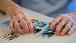 Eine Bewohnerin des Altenheims Maria Eich spielt auf einer Pflegestation das Spiel "Memory" und legt Kartenpaare zusammen