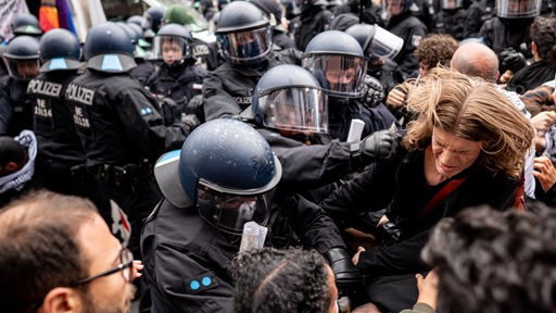Die Berliner Polizei geht auf einer Demonstration gegen Demonstranten vor