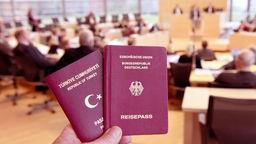 Ein deutscher und ein türkischer Pass werden während einer Landtagssitzung in Kiel (Schleswig-Holstein) in die Kamera gehalten