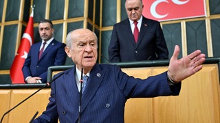 Vorsitzender der Nationalistischen Bewegungspartei (MHP) der Türkei Devlet Bahceli hält während seiner Party eine Rede Gruppentreffen in der Großen Türkischen Nationalversammlung in Ankara, Türkei am 22. Oktober 2024