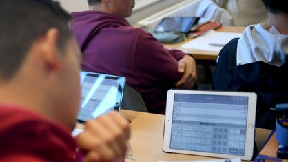 Ein Schüler am Gymnasium Carolinum in Neustrelitz arbeitet im Unterricht mit einem iPad
