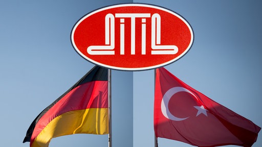 ARCHIV - Ditib-Logo vor einer türkischen und einer deutschen Fahne