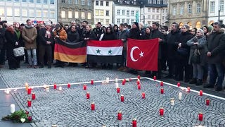Gedenkveranstaltung vor dem Bamberger Rathaus für die Erdbebenopfer in der Türkei und Syrien