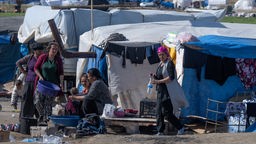 Frauen im Erdbebengebiet Kirikhan (Türkei) vor ihren Zelten