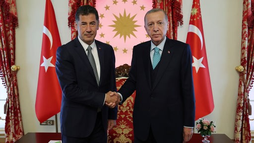 Dieses vom Präsidialamt der Türkei zur Verfügung gestellte Foto zeigt Recep Tayyip Erdogan (r), Präsident der Türkei, und Sinan Ogan, ehemaliger Präsidentschaftskandidat der ATA-Allianz. 