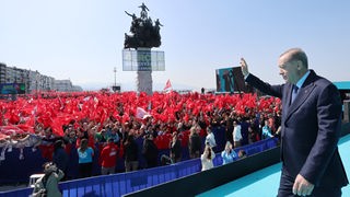  Der türkische Präsident und Vorsitzende AKP Recep Tayyip Erdogan begrüßt die Menge während der Kundgebung seiner Partei in Izmir