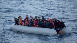  Ein Schlauchboot mit rund 35 Flüchtlingen fährt über das Mittelmeer aus der Türkei in Richtung der griechischen Insel Lesbos