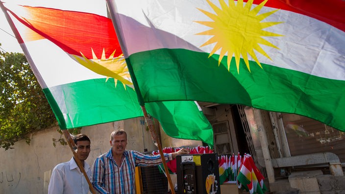 Fliegende Händler bieten am 16.08.2014 in Erbil im Irak die Fahne von Kurdistan an. Seit Jahrzehnten träumen die Kurden im Nordirak von einem eigenen Staat. In einem Referendum sollen sie darüber entscheiden.