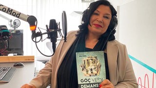 Fatma Dik-Thiel hält ihr Buch zum Thema Demenz in der Hand