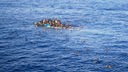 Flüchtlinge auf dem Mittelmeer: Flüchtlinge auf dem Wasser, die mit ihrem Boot gekentert sind