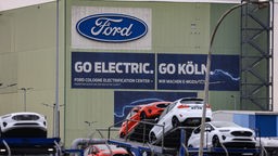 Autos stehen auf Transportfahrzeugen auf dem Werksgelände von Ford. Der Autobauer Ford will an seinem Kölner Standort nach Angaben des Betriebsrats im großen Stil Jobs abbauen.