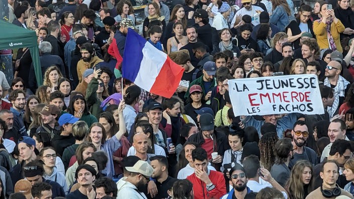 Menschen feiern nach dem Ausgang der Parlamentswahl in Frankreich in Paris
