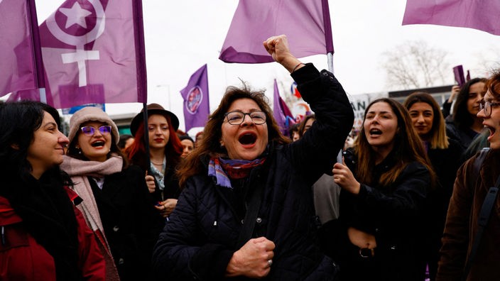 Türkische Frauen während einer Demonstration am 8. März