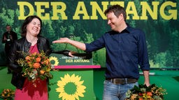 Die neuen Bundesvorsitzenden Robert Habeck und Annalena Baerbock freuen sich über ihre Wahl bei einer außerordentlichen Bundesdelegiertenkonferenz von Bündnis 90/Die Grünen