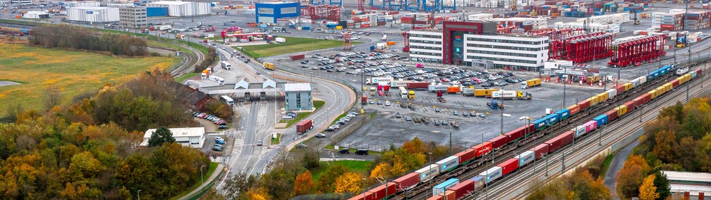 Die Hafenhinterland-Anbindung mit Straßen und Gleisen am Hafen von Bremerhaven (Luftaufnahme mit einer Drohne). 