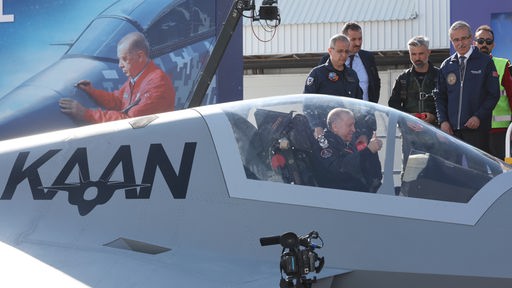 Der türkische Präsident Recep Tayyip Erdogan steigt in das Cockpit des türkischen nationalen Kampfflugzeugs TF-X, das er KAAN nannte.