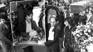 Trauerzug für den türkischen Aylbewerber Cemal Kemal Altun am 4. September 1983 in Berlin. An der Spitze der mehreren Tausend Trauergäste auch der Bruder des Verstorbenen, Ahmed Altun (links neben dem Sarg).