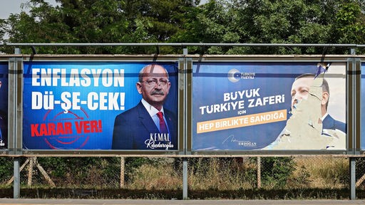 25. Mai 2023, Diyarbakir, Türkei: Eines der Plakate des Präsidentschaftskandidaten und Vorsitzenden der Partei für Gerechtigkeit und Entwicklung (AKP), Recep Tayyip Erdogan, das als Reaktion darauf abgerissen wurde. 