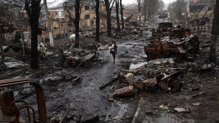 Eine durch den Krieg zerstörte Straße in der Ukraine 