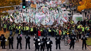 Tausende Menschen nehmen an der pro-kurdischen Demonstration in der Deutzer Werft Teil. Viele sind mit Bussen aus allen Teilen Europas nach Köln gekommen. 