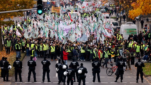 Tausende Menschen nehmen an der pro-kurdischen Demonstration in der Deutzer Werft Teil. Viele sind mit Bussen aus allen Teilen Europas nach Köln gekommen. 