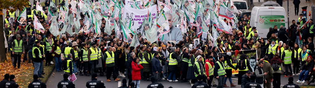 Tausende Menschen nehmen an der pro-kurdischen Demonstration in der Deutzer Werft Teil. Viele sind mit Bussen aus allen Teilen Europas nach Köln gekommen. 