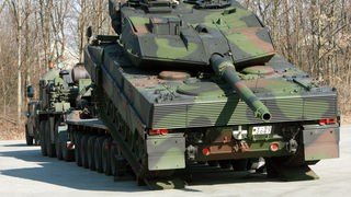Panzer Leopard 2 A6 fährt auf Schwerlasttransporter