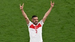 Der türkische Fußballspieler Merih Demiral zeigt nach seinem zweiten Tor den Wolfsgruß im Achtelfinale gegen Österreich bei der UEFA EURO 2024