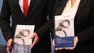 Nancy Faeser (SPD, r) Bundesministerin des Innern und Heimat, und Holger Münch, Präsident des Bundeskriminalamtes (BKA), präsentieren die Polizeiliche Kriminalstatistik 2023 (PKS). 