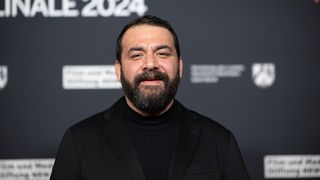 Sahin Eryilmaz, Schauspieler, steht während des NRW-Empfangs im Rahmen der diesjährigen Berlinale auf dem Roten Teppich.