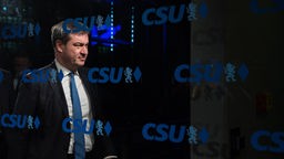 Markus Söder hinter einer Glastür mit CSU-Schriftzug (23.11.2017)