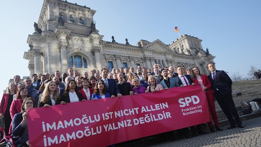 Die SPD-Bundestagfraktion steht zu einem gemeinsamen Solidaritätsfoto für den verhafteten Istanbuler Bürgermeisters Ekrem Imamoglu auf der Spreetreppe zusammen. 