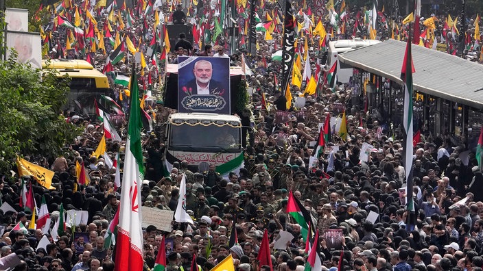 Tausende Menschen nehmen an der staatlich-organisierten Trauerzeremonie für den getöteten politischen Anführer der islamistischen Hamas, Ismail Hanija, teil. 