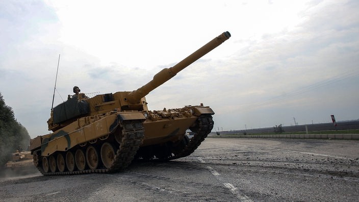 Ein Panzer Leopard der türkischen Armee ist am 21.01.2018 in der Provinz Hatay, Türkei, auf dem Weg nach Afrin in Syrien.