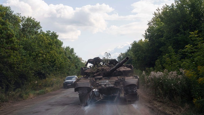 Ein beschädigter ukrainischer Panzer kehrt aus Russland in der Nähe der russisch- ukrainischen Grenze in die Ukraine zurück.