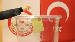 Eine Frau wirft in der Türkei einen Stimmzettel in eine Wahlurne