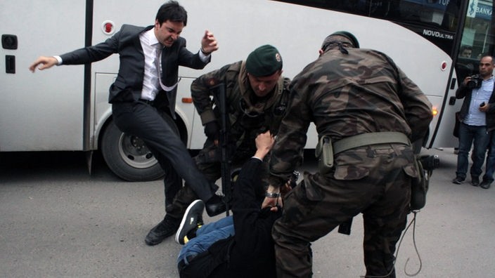 Yusuf Yerkel 2014 in Soma (Türkei), wie er auf einen am Boden liegenden Demonstranten eintritt