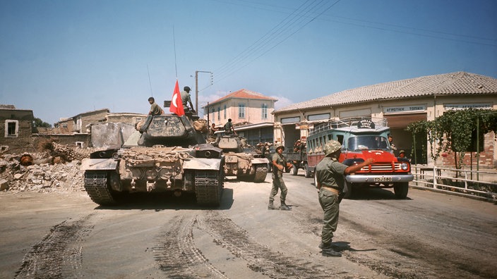 Türkische Panzer in einem Dorf im türkisch besetzten Teil der Insel, aufgenommen im August 1974. 