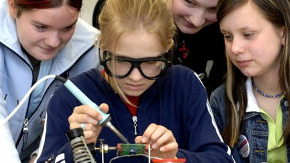 Mädchen besuchen am Girls' Day die Firma Siemens und löten eine Platine