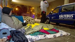 Obdachlose haben am 27.01.2014 in Berlin unter einer Brücke ihr Nachtlager errichtet. 