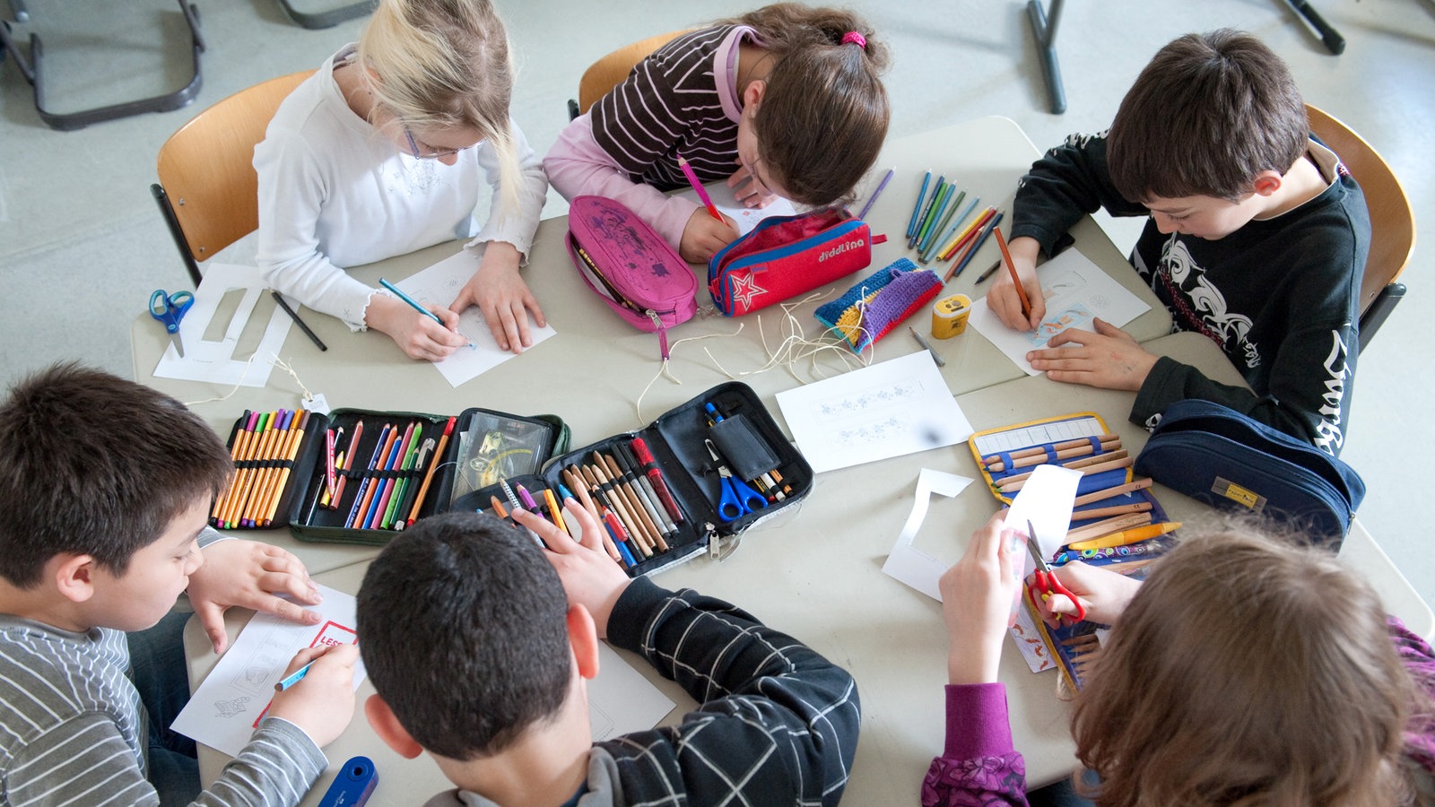 Same school. Игра в групповой работе. Privatschulen. Групповая работа детей картинки в зуме. Shutterstock pupil 5th Grade.