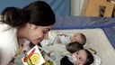 Rubrikenfoto Alltag - Eine junge türkische Mutter  beschäftigt sich liebevoll mit ihrem Baby