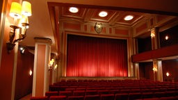 Kultur - Die Sitzreihen mit ihren plüschigen roten Sesseln im Parkett des Kinosaals des Filmtheaters am Sendlinger Tor