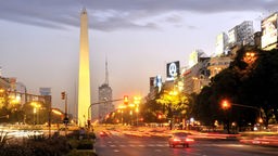 Obelisk an der Avenida 9 de Julio bei Nacht, Buenos Aires, Argentinien