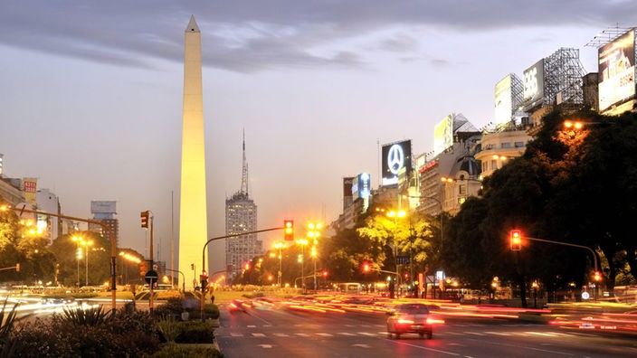 Obelisk an der Avenida 9 de Julio bei Nacht, Buenos Aires, Argentinien