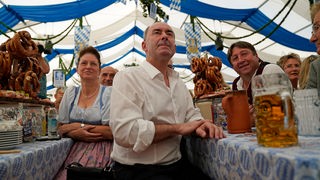 Hubert Aiwanger ad una festa popolare in Baviera 