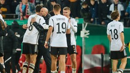 Antonio Di Salvo umarmt seine Fußballmannschaft U21