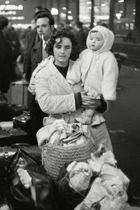 Hamburg, 1966. Italienische Arbeiterin/Mutter in Deutschland